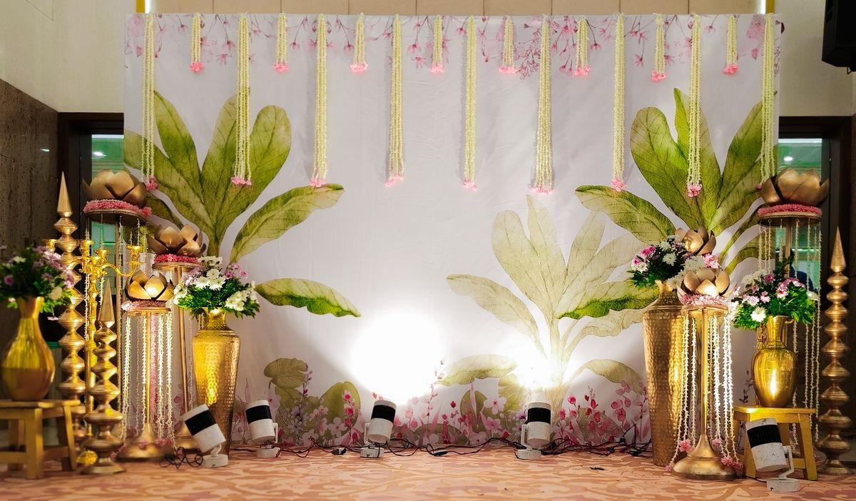 Red Heritage-Style Wedding Stage Decoration