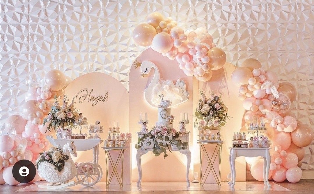 Classic Swan Elegance with a Modern Twist